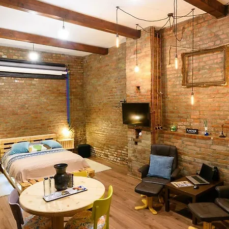 Studio V - Industrial & Original - Old Town Apartment