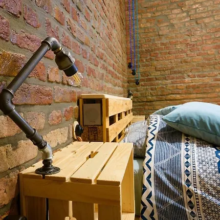 Studio V - Industrial & Original - Old Town Apartment
