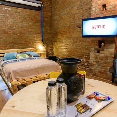 Studio V - Industrial & Original - Old Town Apartment