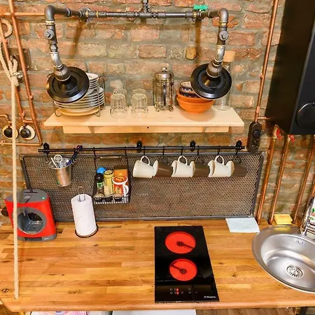 Studio V - Industrial & Original - Old Town Apartment *