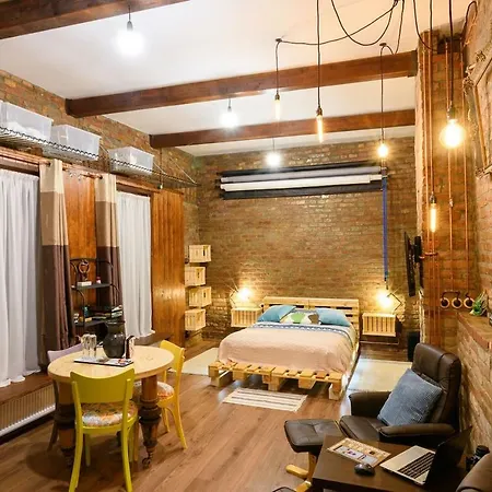 Studio V - Industrial & Original - Old Town Apartment