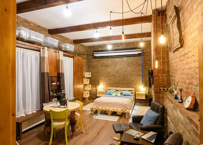 Studio V - Industrial & Original - Old Town Apartment