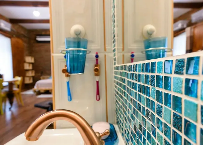 Studio V - Industrial & Original - Old Town Apartment *